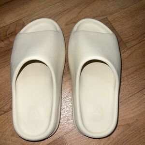 Crème/Bone YEEZY Slides